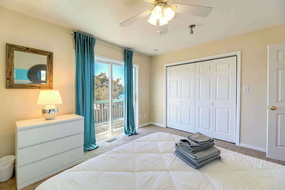 1/2 Mi to Atlantic Beach: Townhome w/ Balcony!