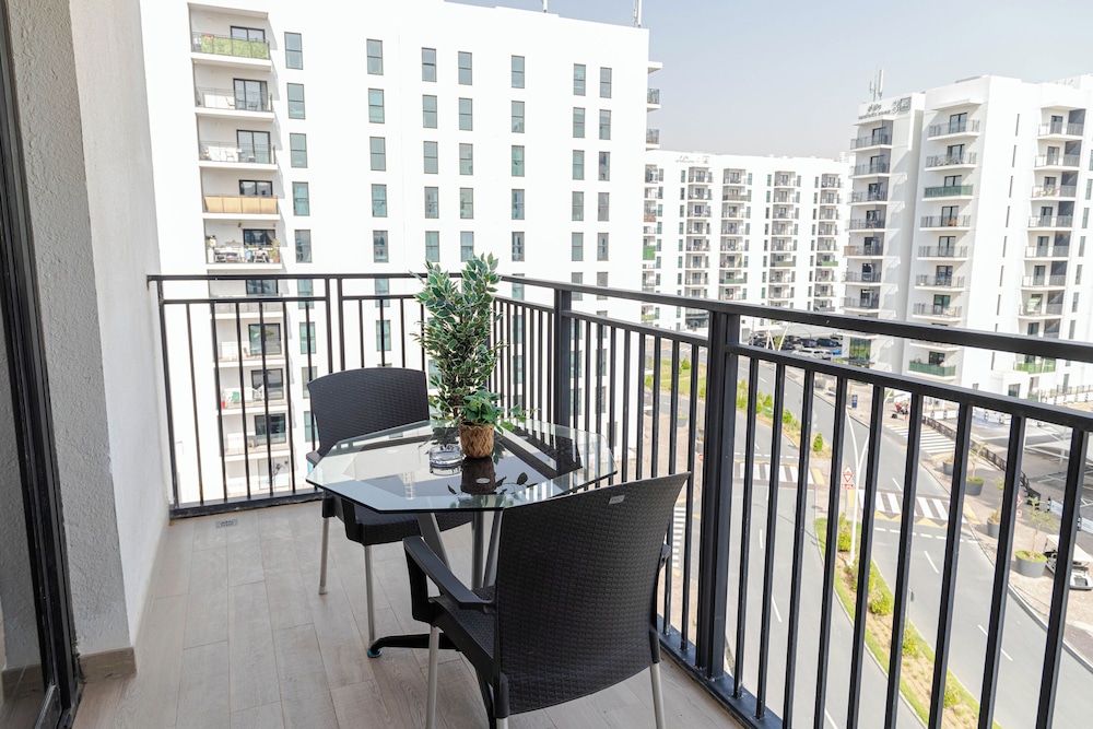 Bloomfields Stylish 1BR in Waters Edge