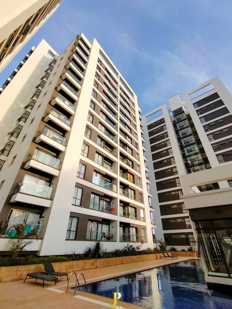 Lux Suites Astoria Apartments Lavington