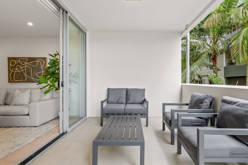 West End Flat With Pool and BBQ Access