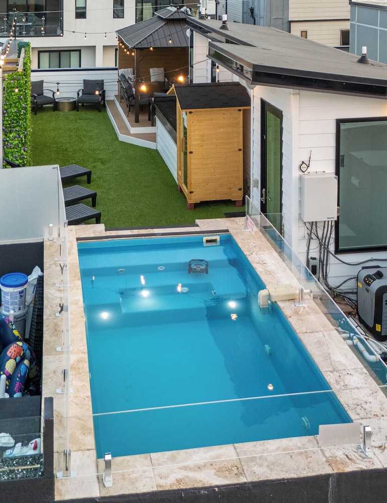 Skyline Views - Rooftop Pool