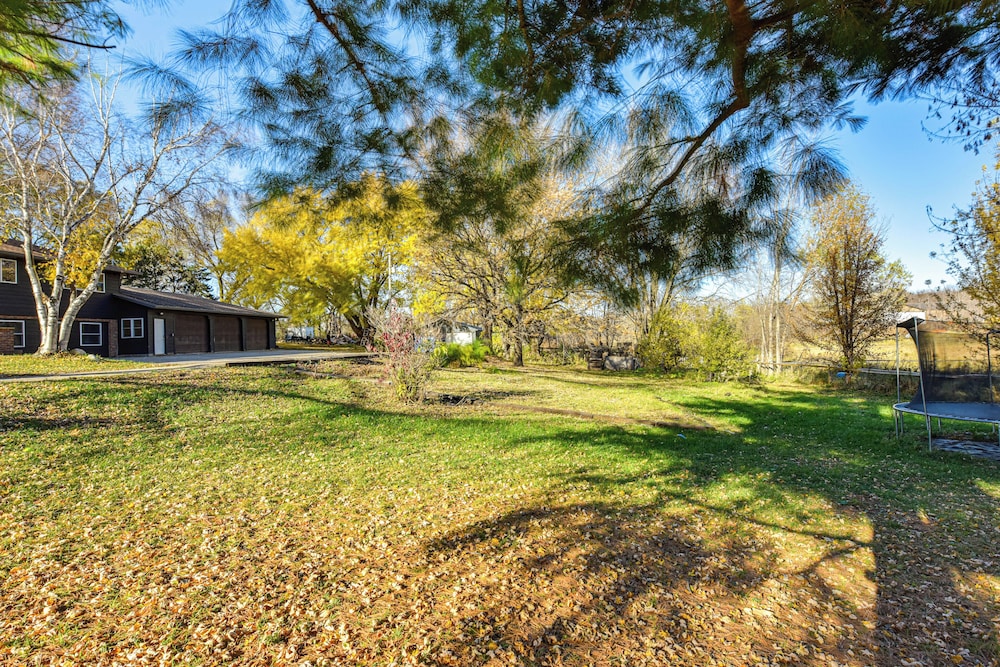 600-sq-ft Deck! Hutchinson Retreat on 5 Acres