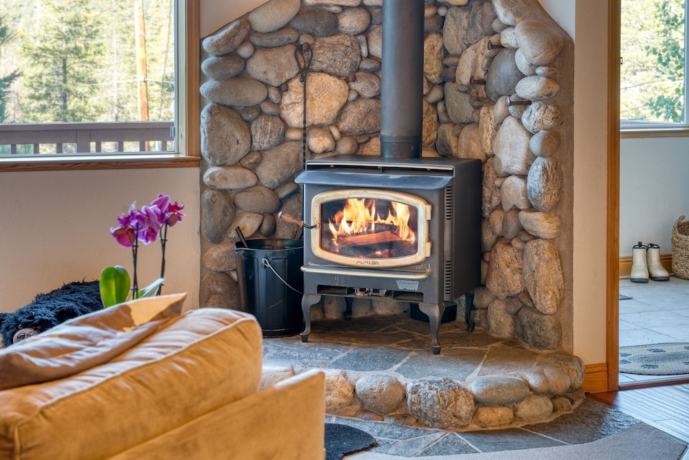 Golden Summit by Avantstay Stunning Secluded Cabin w Access to Tahoe Donner