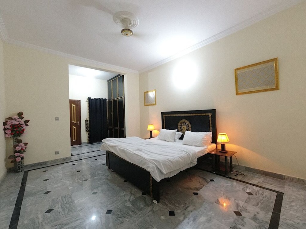 Room-room 3 Serene Retreat in Rawalpindi