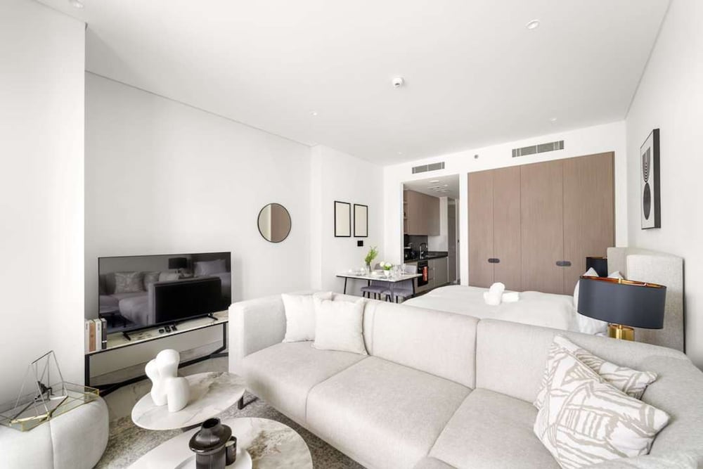 Luxury Living in Peninsula Five With Skyline View and Amazing Pool