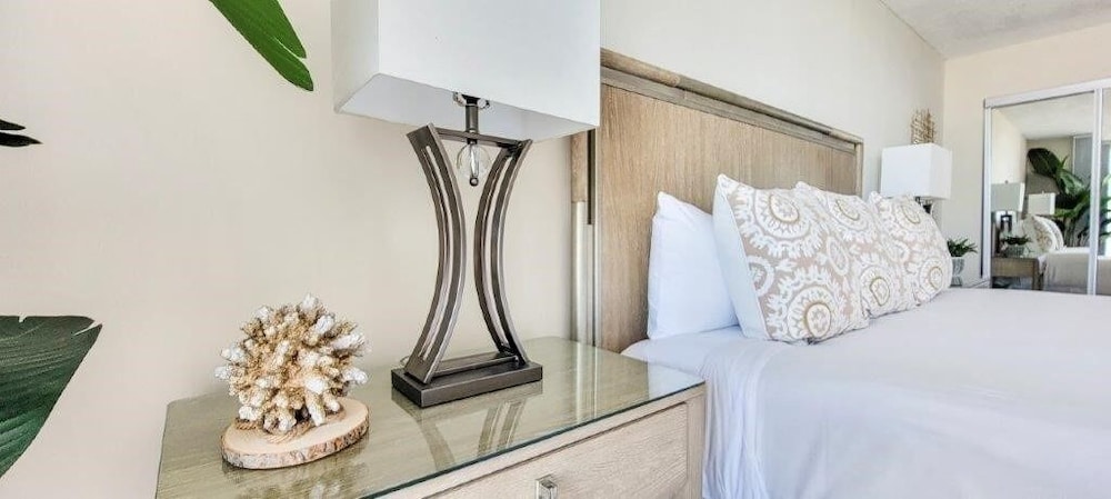 Stunning ocean view remodeled 2 bedroom 2 bath condo, 908 South Hampton 2 Condo view 3