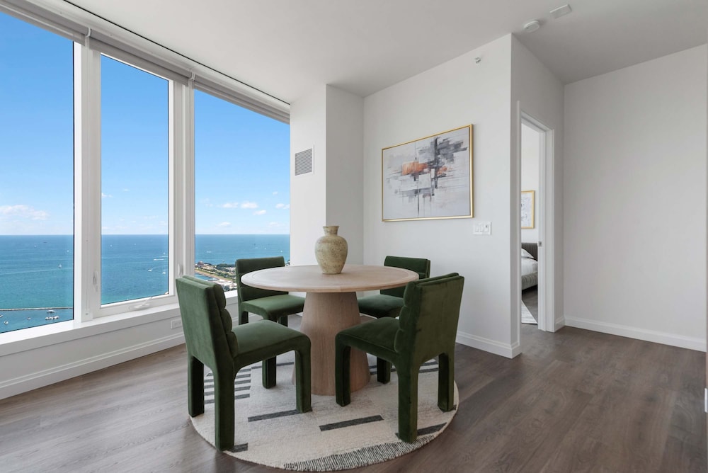 Top-tier Stay 49th Fl Lakefront City Views