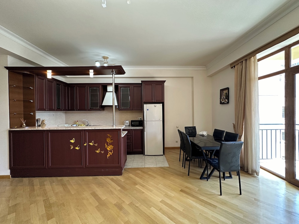 Apartment by Luxe Group DI888
