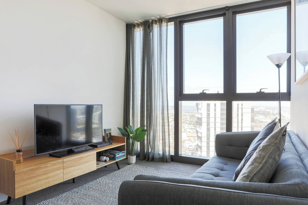 Southbank 2BR High City Views Enjoy Wine, Gym, Pool, Wifi