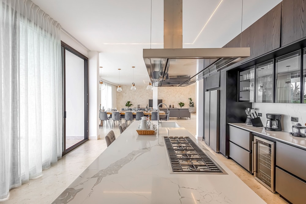 6BR Oceanfront Bliss With Private Chef and Pool