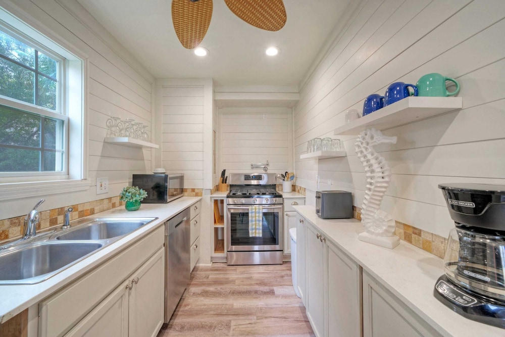 Golf Cart Zone, Walk or Ride to Beach Patio + BBQ Salty Sunshine #A