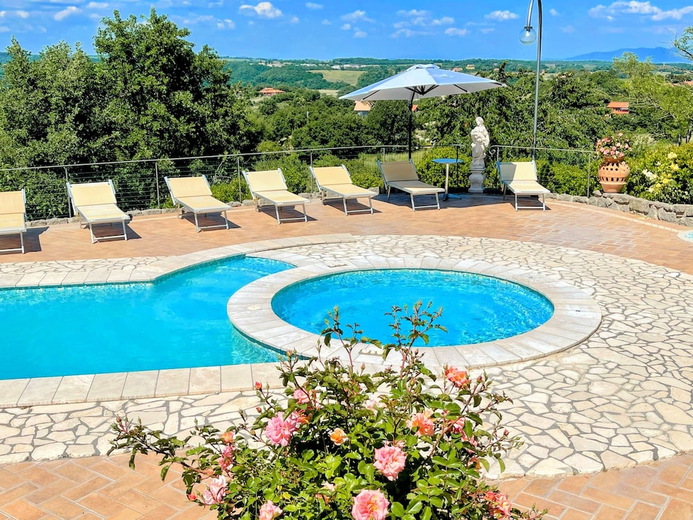 Charming Villa in Umbria - Sleeps 16 - Lake View - Pool, Jacuzzi and Events Room