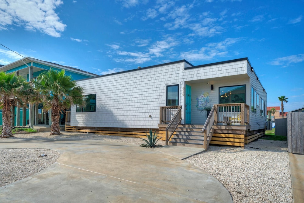 Modern Design, 3 Mins to the Beach Boat Parking The Beach Box by Avantstay view 4