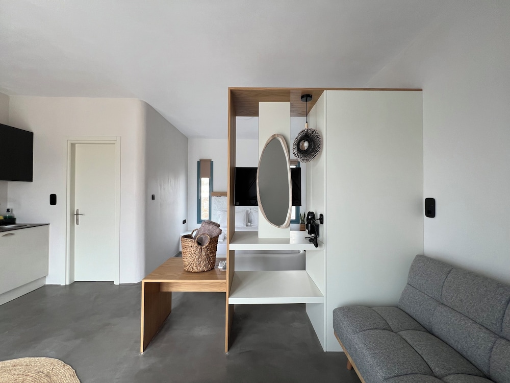Thronos Suites