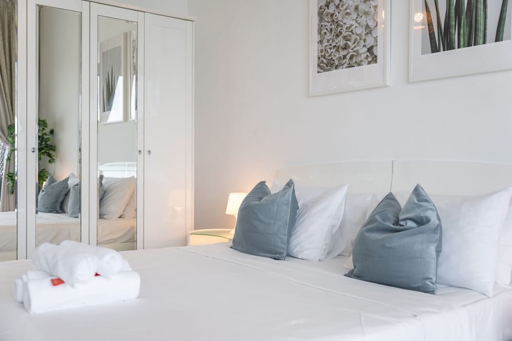 Peaceful and Airy 1-bedroom Apartment With the Palm Beach View