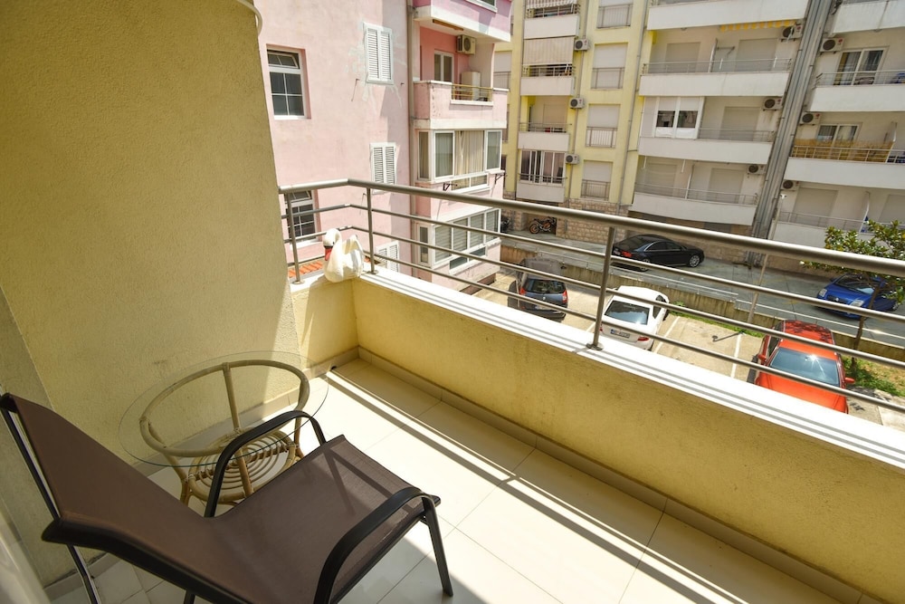 Flat w Balcony 5 min to Beach Near Budva Old Town view 3