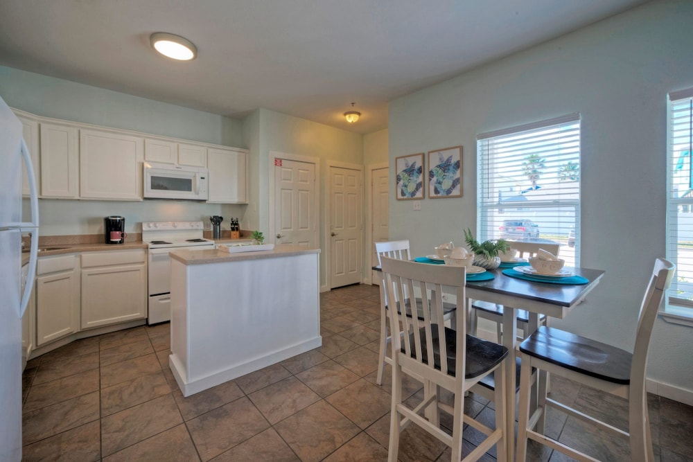 Chic 2BR Coastal Condo Shared Pool Near the Beach Envy the Adventure