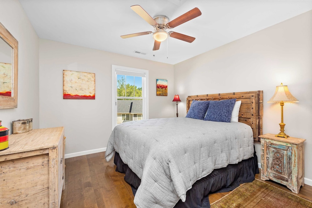 Sleeps 20, Entire Duplex Patio + Fire Pit 6 Minutes to Downtown Asheville