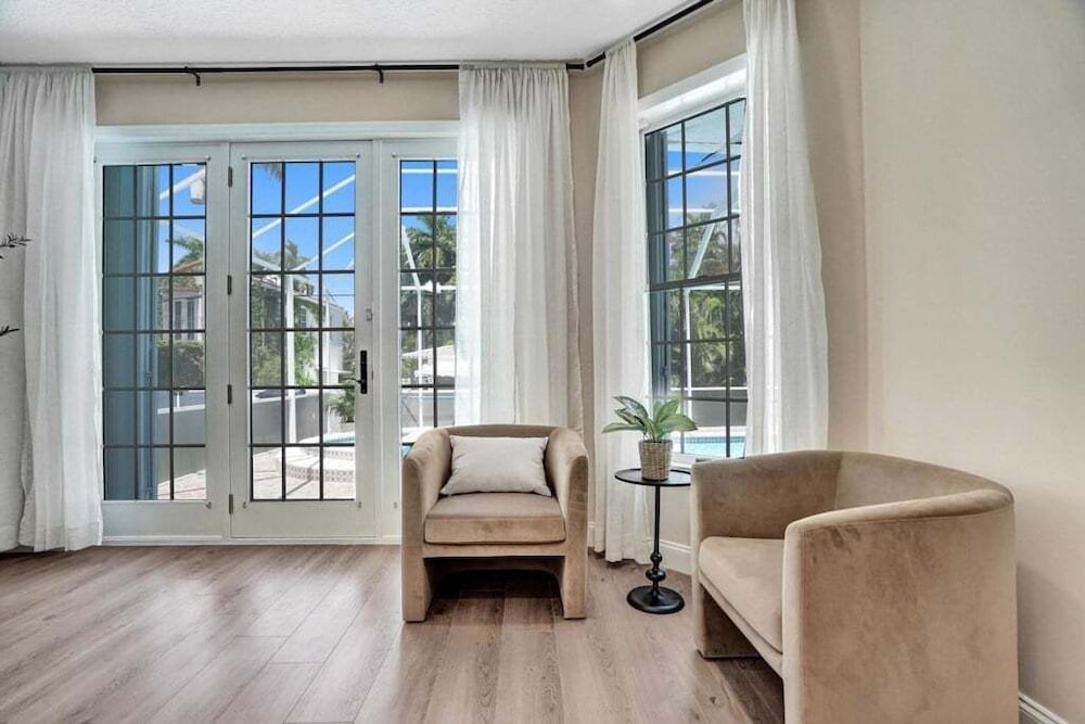 6br Elegant Hollywood Lakes Mansion W/ Pool & Spa 6 Bedroom Home