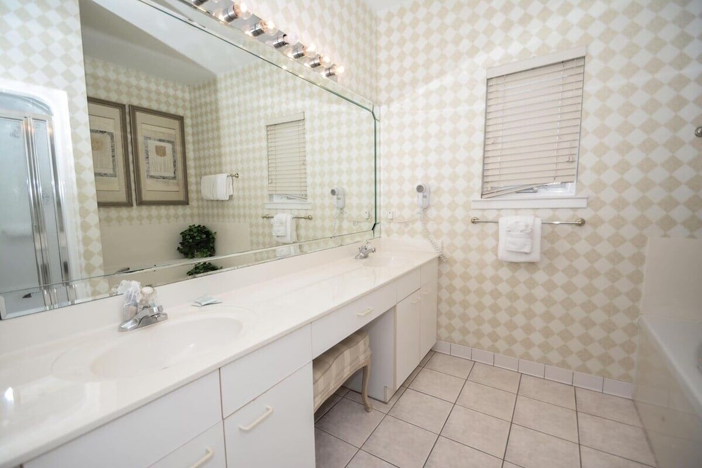 Canterbury Court 6 E 3 Bedroom Apts