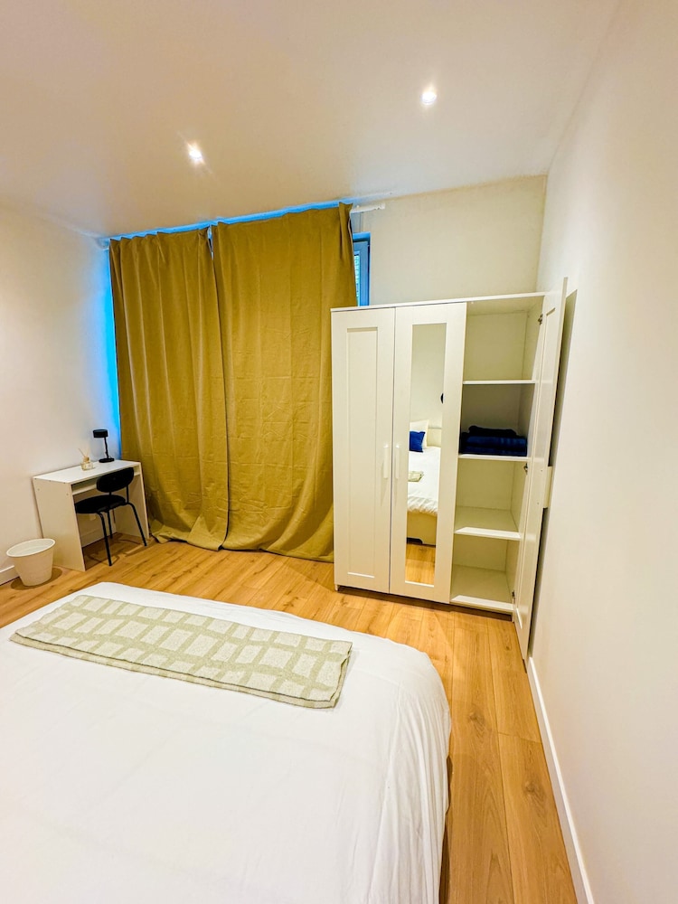 1BR Apt With Living Room Near CityArea