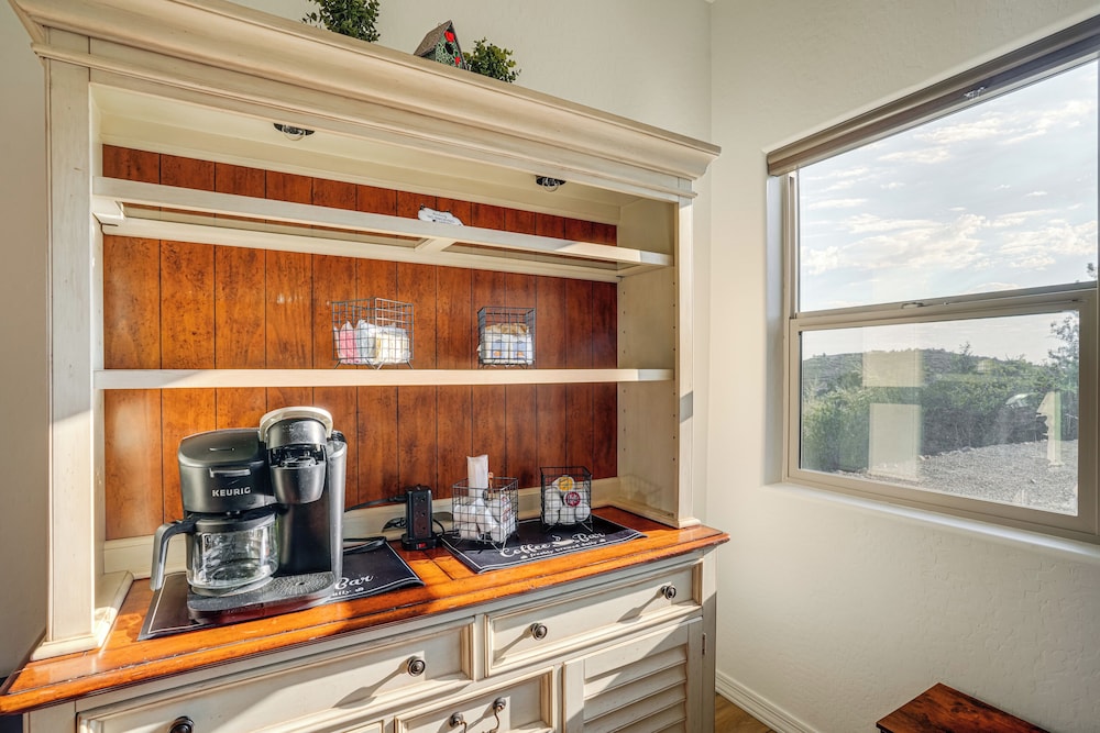 Prescott Home Close to Hiking & Medical Centers!