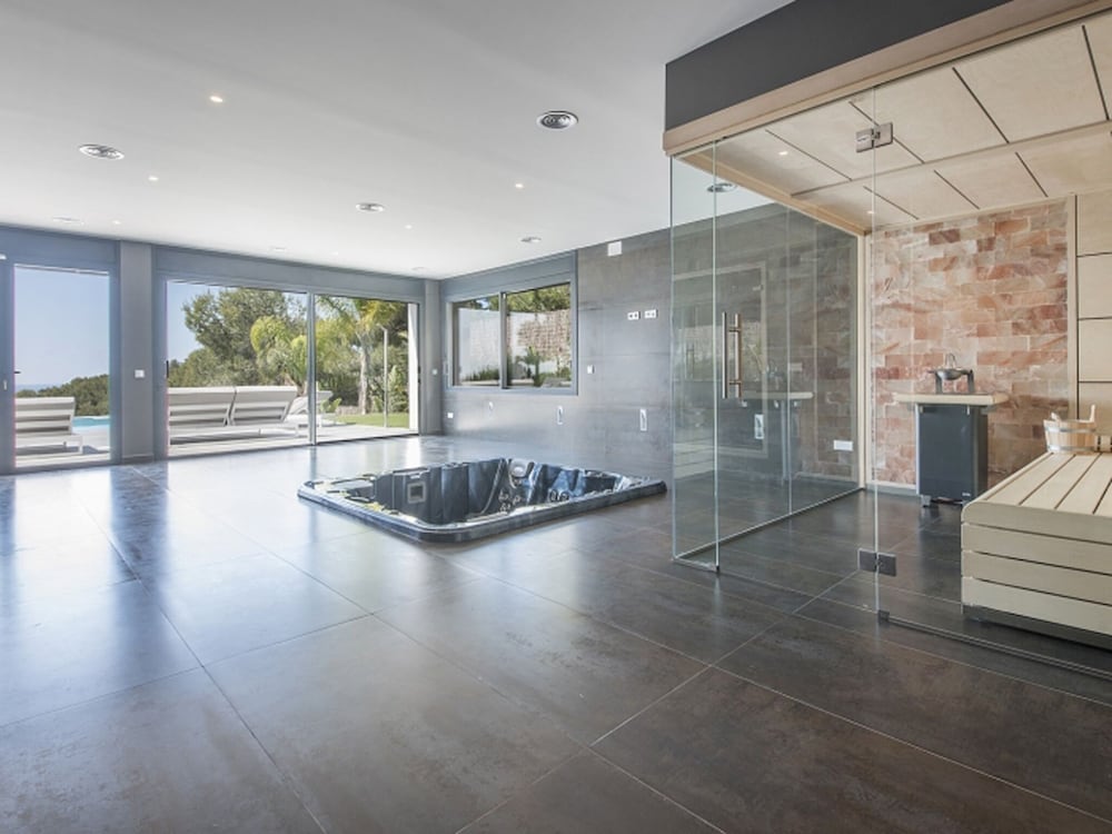 Luxurious Panoramic Spa Villa