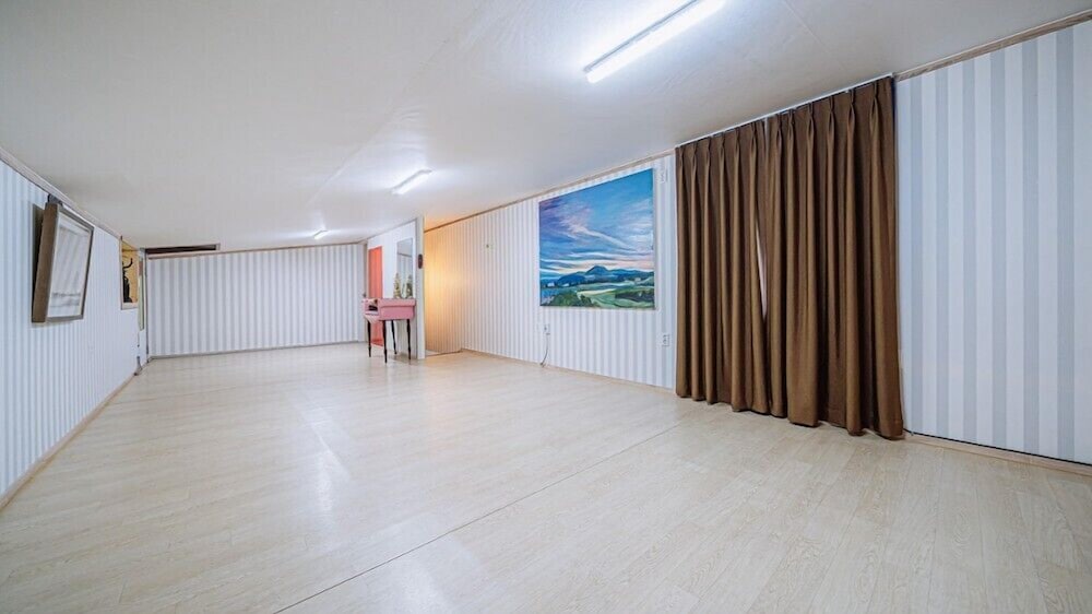 Gallery 774 view 3