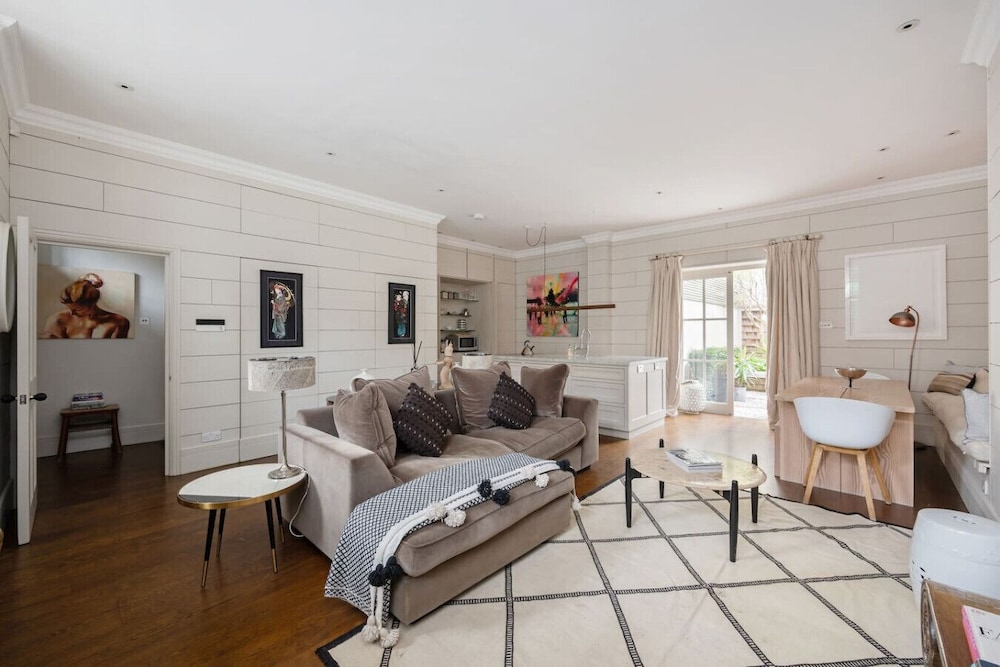 3-bed Home w Private Parking Fairytale Garden