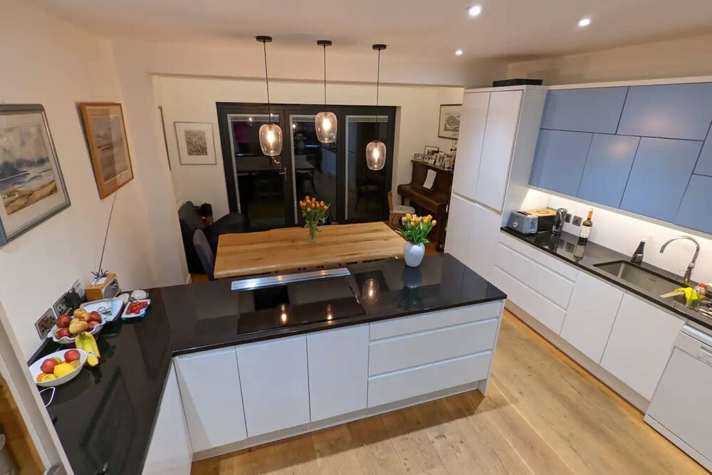 Cheerful 4 Bedroom Home in the Heart of London