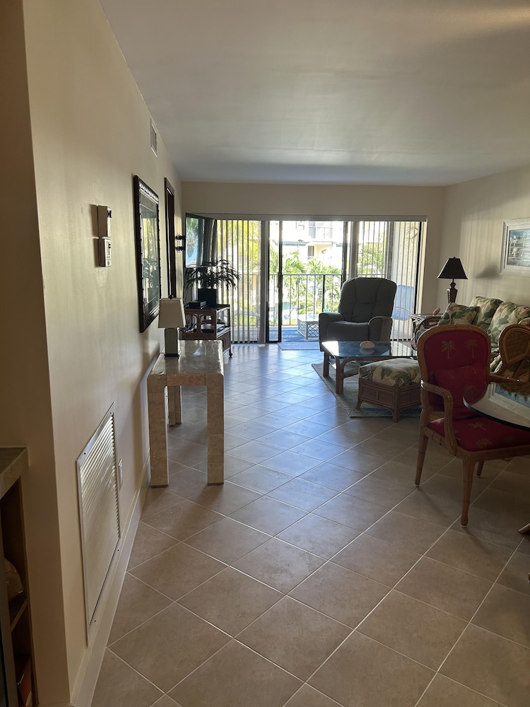 Gorgeous 2 bedroom condo with panoramic views of the Atlantic Ocean. 2 Condo by RedAwning view 3