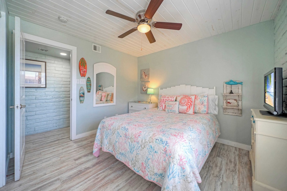 Sleeps 20 3 Condos w/ Beach Access, Pool, Tennis Courts Sea Sands Complex
