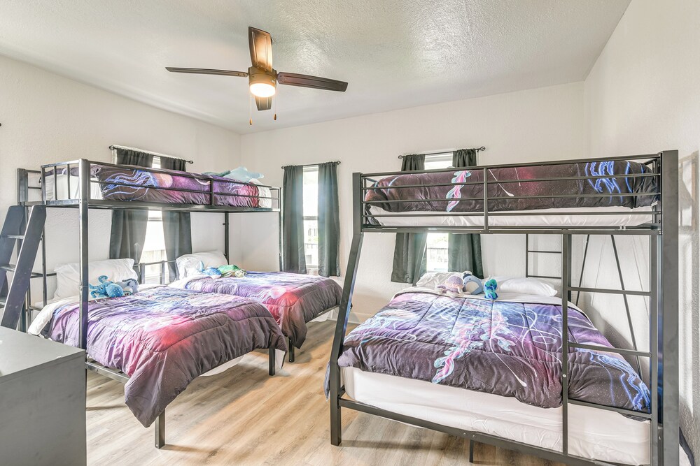 < 1 Mi to Beaches: Galveston Retreat w/ Patio!