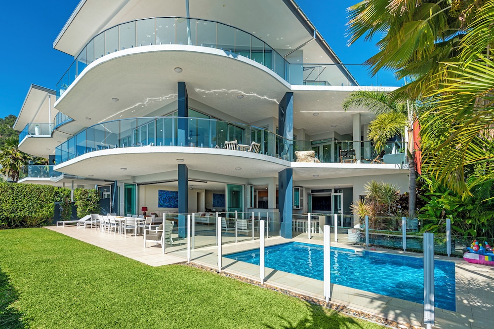 Pavillion 17 - Waterfront Spacious 4 Bedroom With Own Inground Pool And Golf Buggy