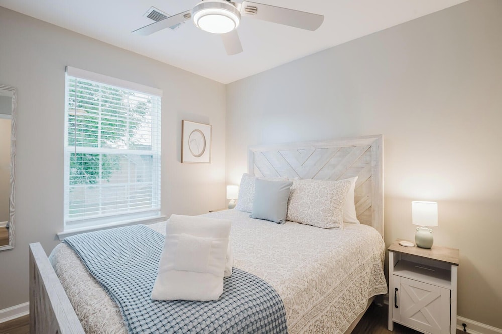 Lowcountry Lodge! In the Heart of Historic Old Town Bluffton SC
