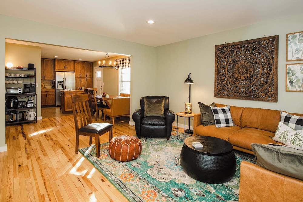 1 Mi to Dtwn Black Mountain: Home w/ Patio & Yard