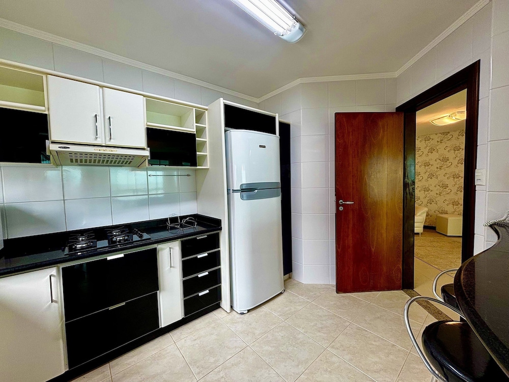 Apt w/ Gourmet Balcony Oceanfront Rkr0502