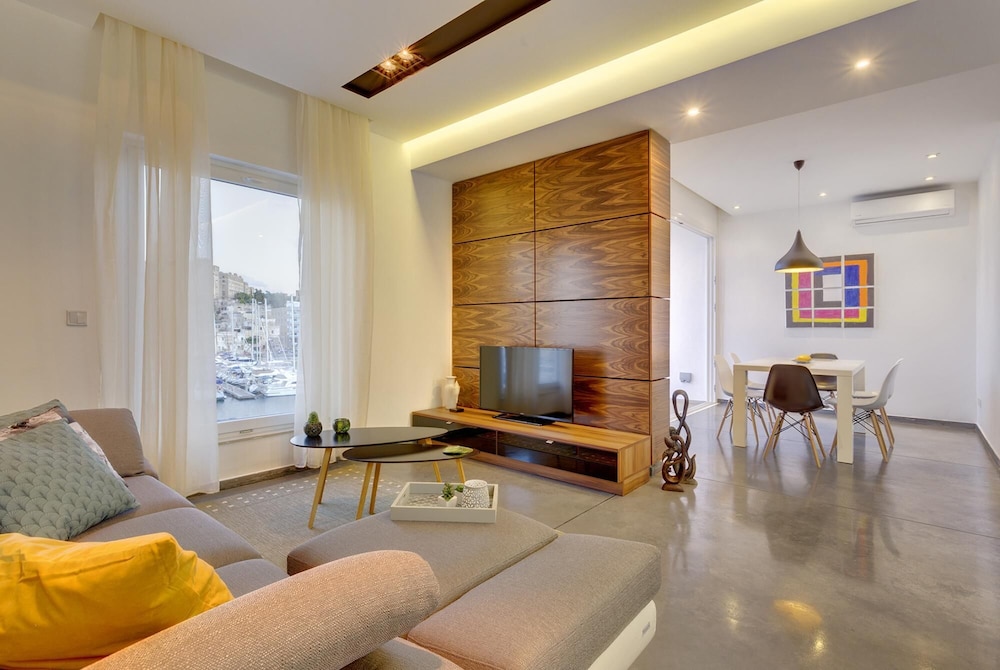 Luxury 3BR Apartment With Marina Views photo 3