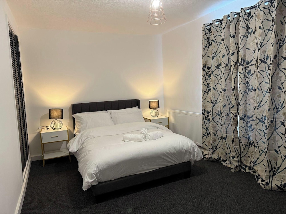 Large and Peaceful 4-bedroom House in Bridgend