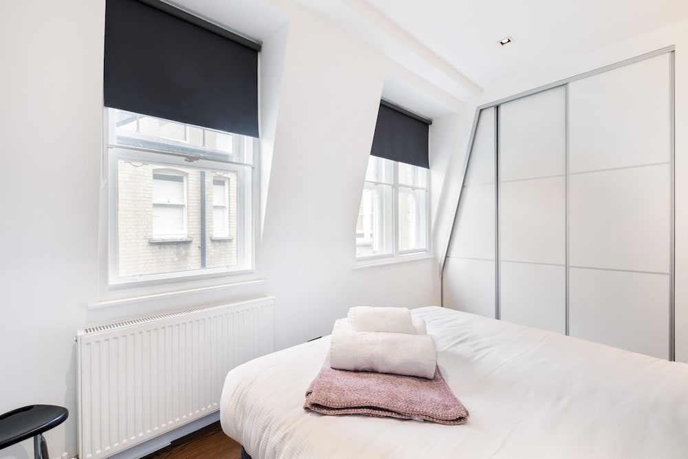 Stylish 2BR 2BA by the Heart of Soho