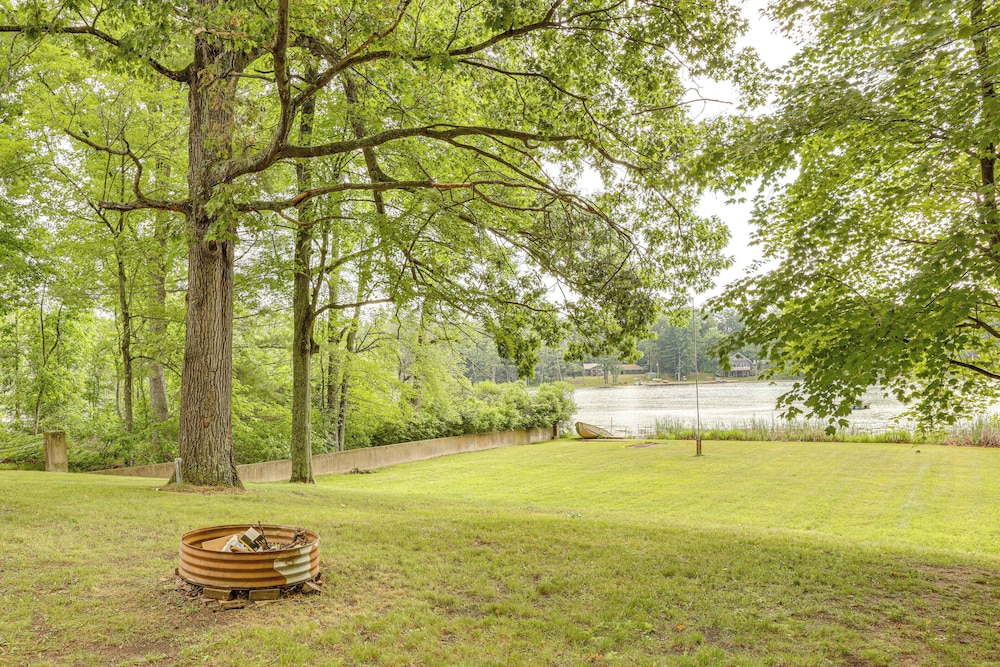 Lakefront Home w/ Deck: Central Michigan Escape!