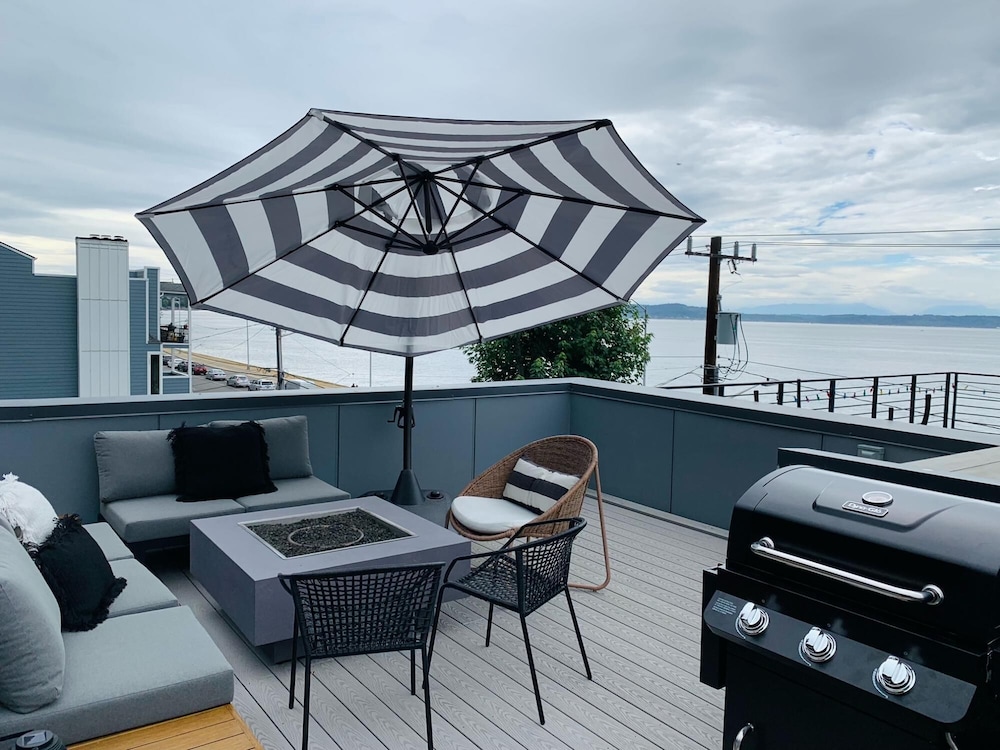 Alki Beach Escape Romantic Waterfront Getaway for 2 Extended Stay