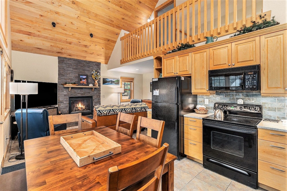 Solitude Beaver #3 - Estes Park 2 Bedroom Condo by RedAwning