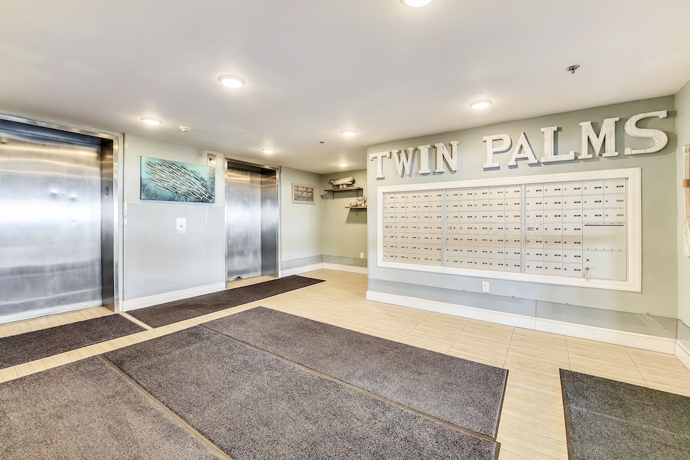 Twin Palms by Book That Condo