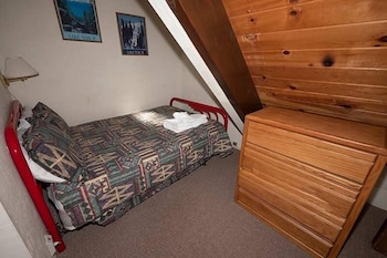 1360 Knoll Lane 3 Bedroom Home by RedAwning