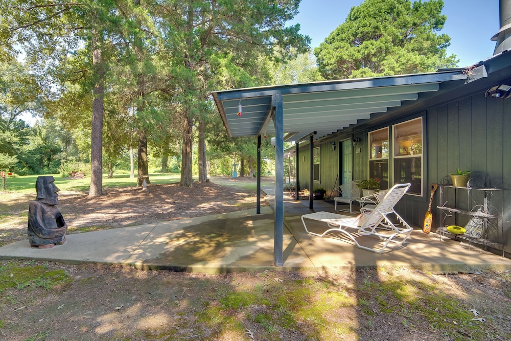Secluded Getaway on ~10 Acres in The Piney Woods!
