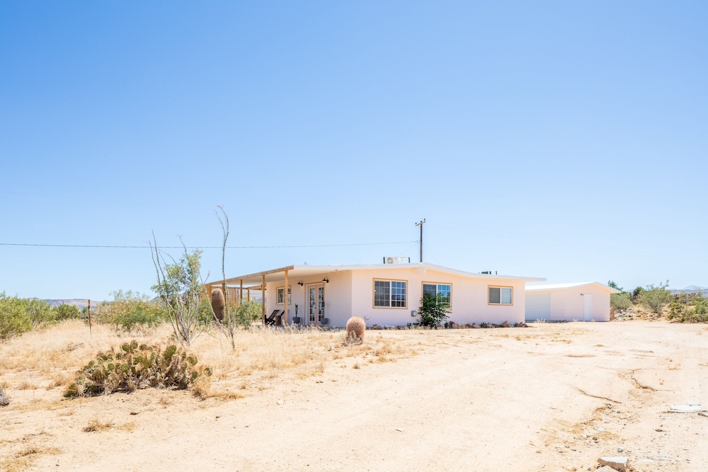Flamingo Ranch - Dreamy Desert Design With Hot Tub 2 Bedroom Home by RedAwning view 4