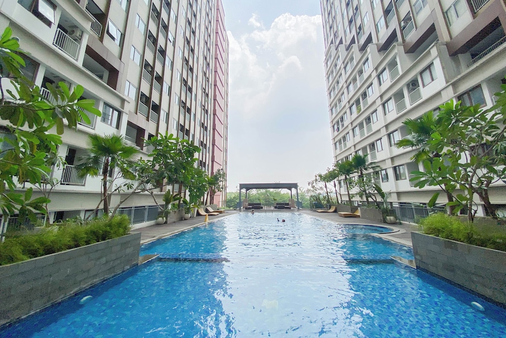 Cozy Studio Apartment At LRT City Jatibening