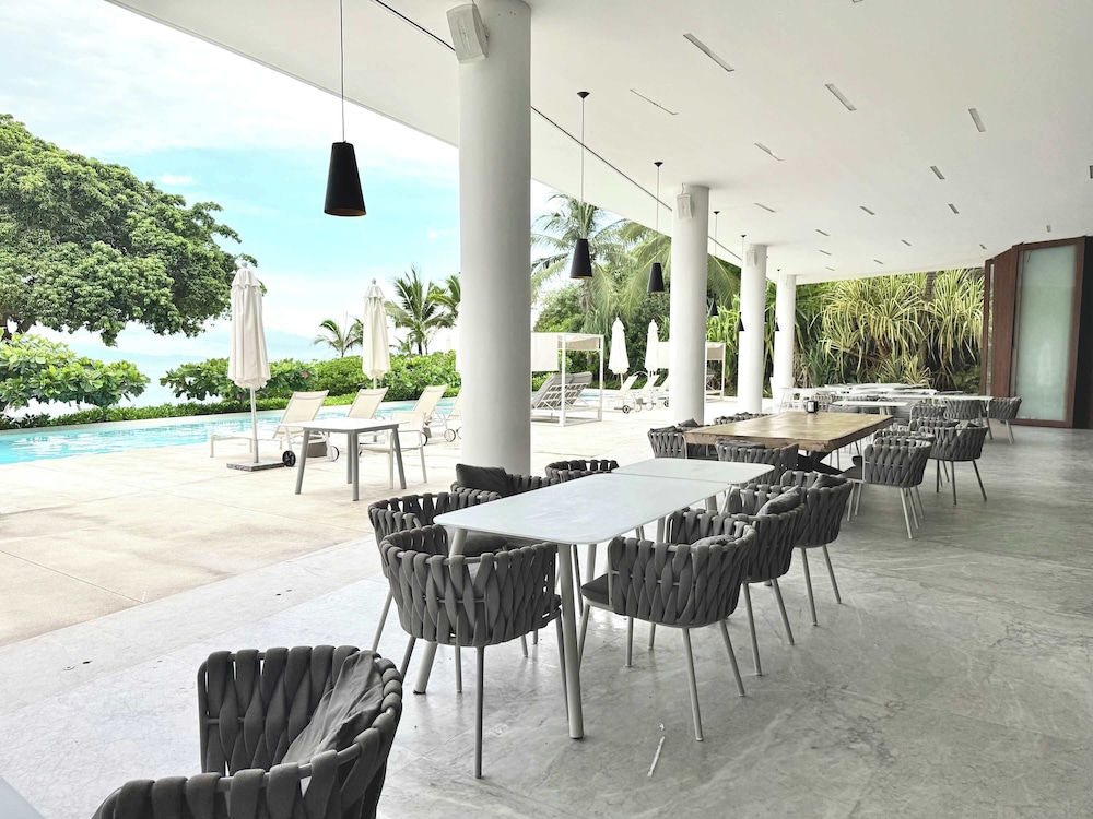 Bolongo: Your Exclusive Oceanfront Escape