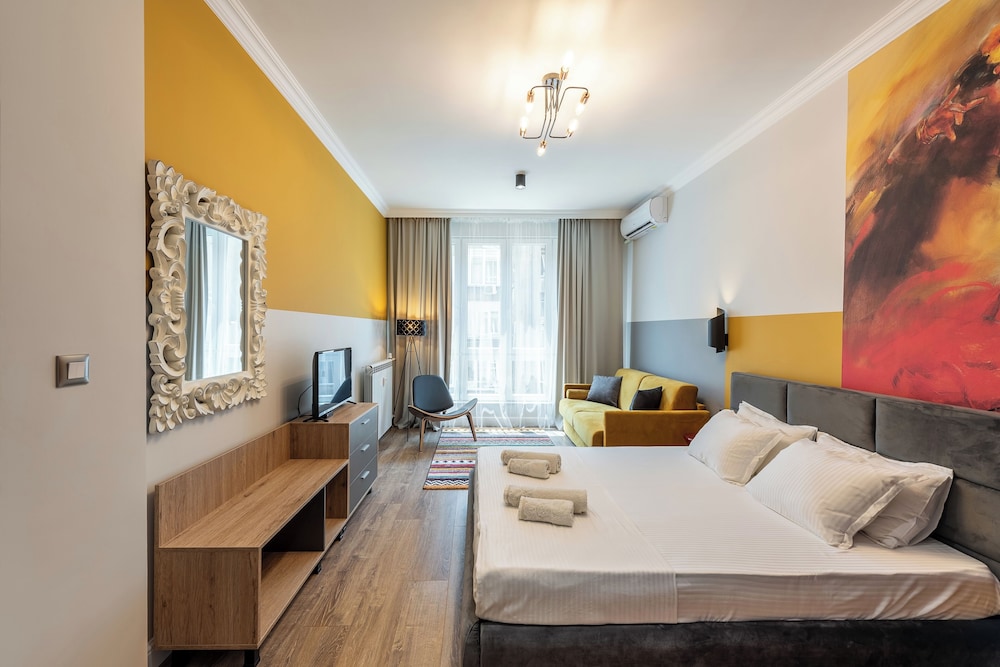 Luxury & Unique-Top Center Apt. - 3BDR